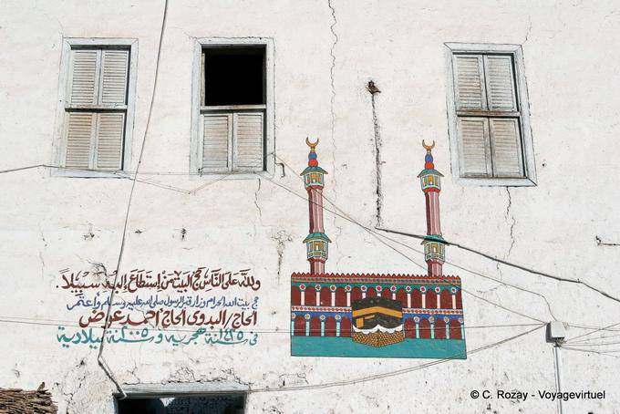 Pintura mural e persianas na fachada de uma casa, Qurna - Egipto