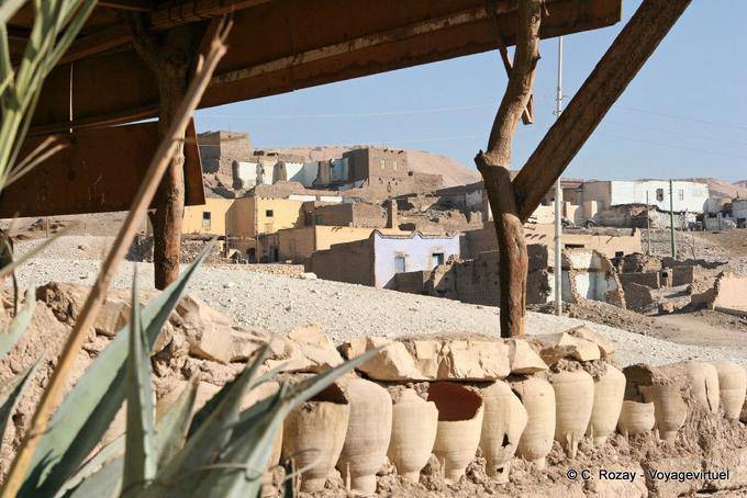 Caminho forrado com cerâmica quebrada, Qurna - Egipto