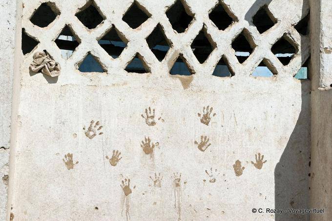 Khamsa, mãos protetoras em uma parede, Qurna - Egipto