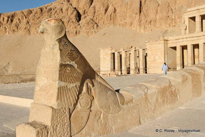 O falcão estátua Deus Horus na rampa do segundo pátio do templo de Hatshepsut - Egipto