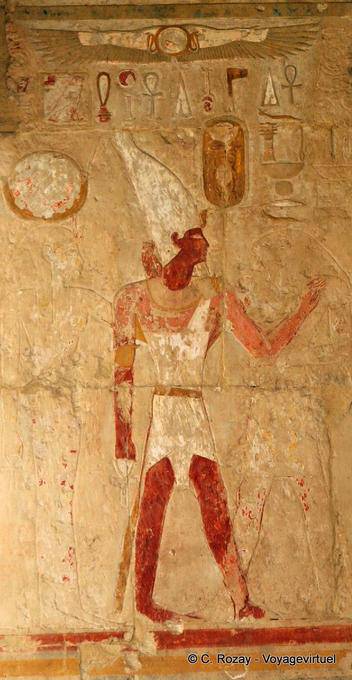 Cores antigas, baixo-relevo de um faraó vestindo a coroa Temple Hedjet de Hatshepsut - Egipto