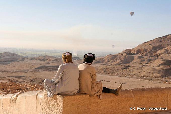 Meditação antes da paisagem e os restos do templo de Mentuhotep II, Deir el-Bahari - Egipto