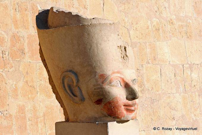 Cabeça Colossus fora em um pedestal, Templo de Hatshepsut - Egipto