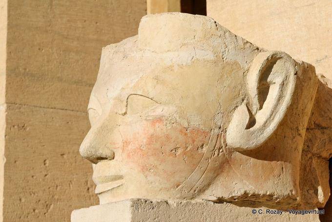 Cabeça quebrada no perfil, a escultura do templo de Hatshepsut - Egipto