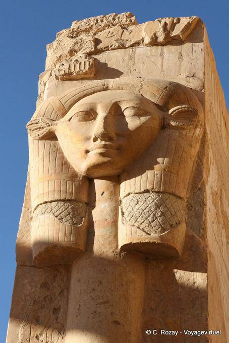 Ouvidos Hathor representação de vaca sobre uma coluna de pregas, Templo de Hatshepsut - Egipto