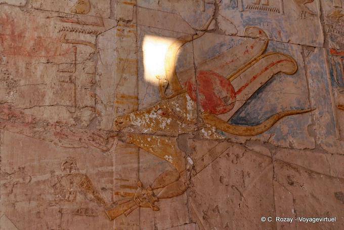 Hathor cabeça da vaca lambendo uma mão real, Templo de Hatshepsut - Egipto