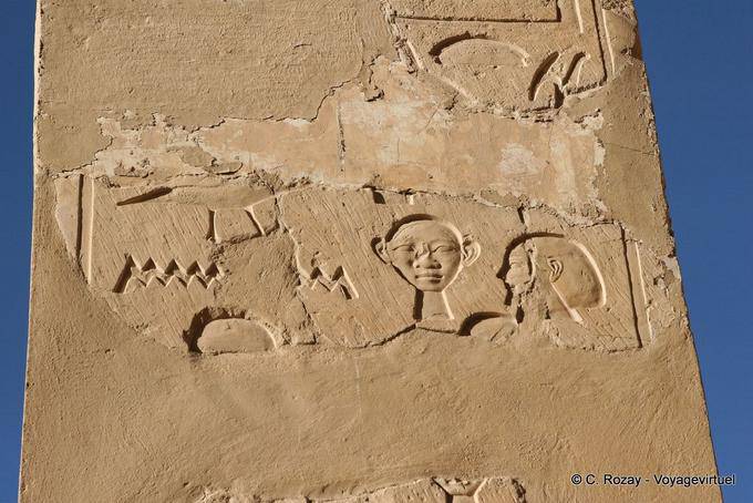 Detalhe em uma coluna da Capela de Hathor, Templo de Hatshepsut - Egipto
