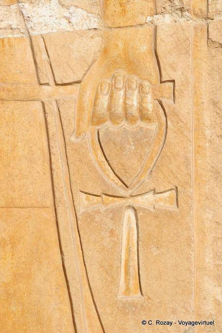 Mão segurando a cruz da vida (ou Ankh Ankh ou transversal), relevo, Templo de Hatshepsut - Egipto