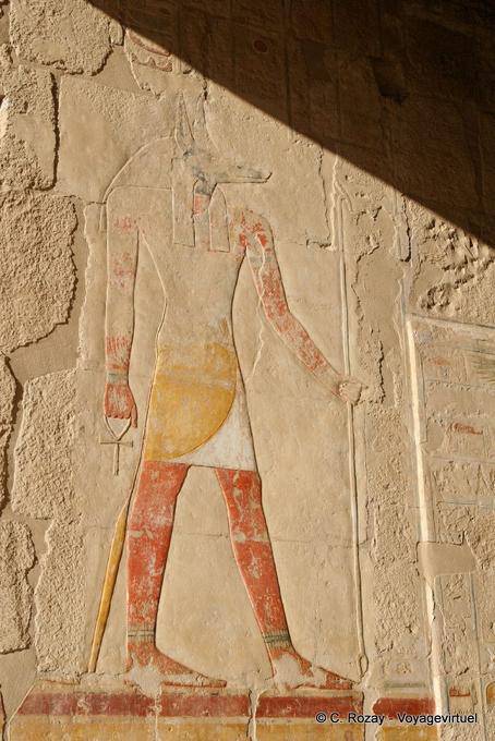 Anubis com o cetro foi (esquerda) e o ankh (à direita), Templo de Hatshepsut - Egipto