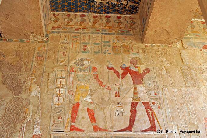 Templo de Hatshepsut, Chapel of Anubis, oferecendo-se para a parede policromada Horus - Egipto