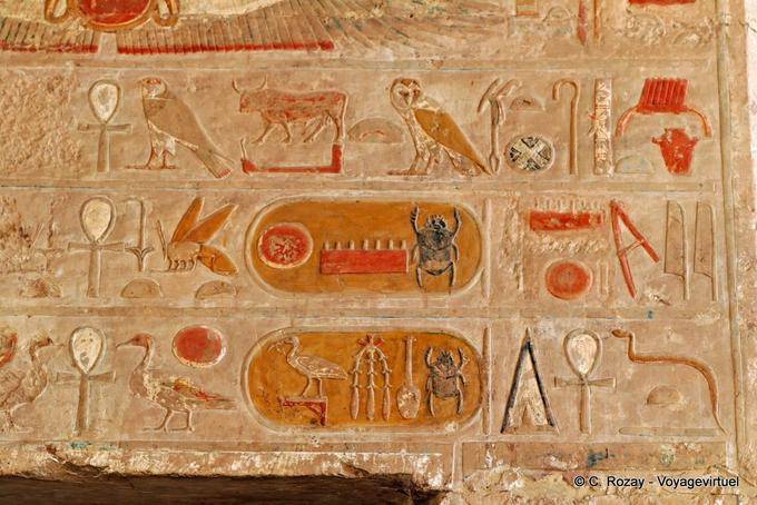Cartuchos e símbolos hieróglifos pintados templo de Hatshepsut - Egipto