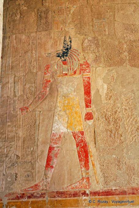 Representação de cores de Anubis, o deus funerário mestre dos cemitérios e embalsamadores, Templo de Hatshepsut - Egipto