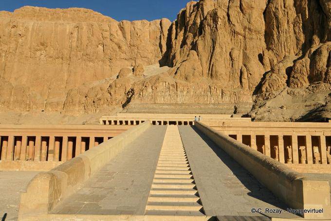 A rampa do terraço superior, Templo de Hatshepsut - Egipto