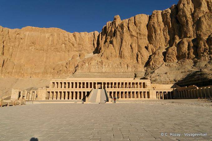 Pórticos visto a partir do segundo pátio, Templo de Hatshepsut, circo Deir el-Bahari - Egipto