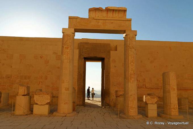 Porta em granito rosa, chamado Amon esplêndidos monumentos, vista de dentro do pátio atrás do terceiro quadro, Templo de Hatshepsut - Egipto