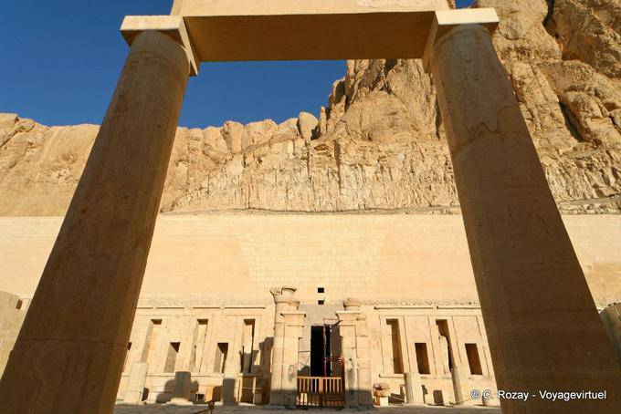 O acesso ao pórtico diante do templo de Amon, Hatshepsut, quinta rainha da XVIII Dinastia - Egipto