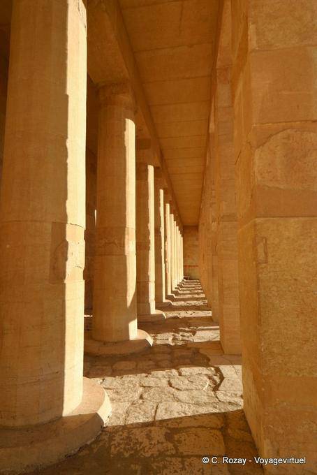 Sun e sombra sobre o tipo de coluna protodorique Templo de Hatshepsut - Egipto