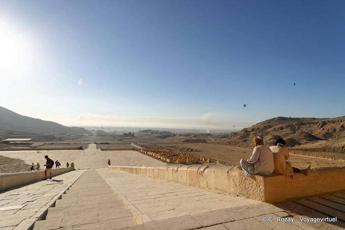 Vista dos tribunais mais baixos, escadas e vale desde que o site último terraço de Hatshepsut - Egipto