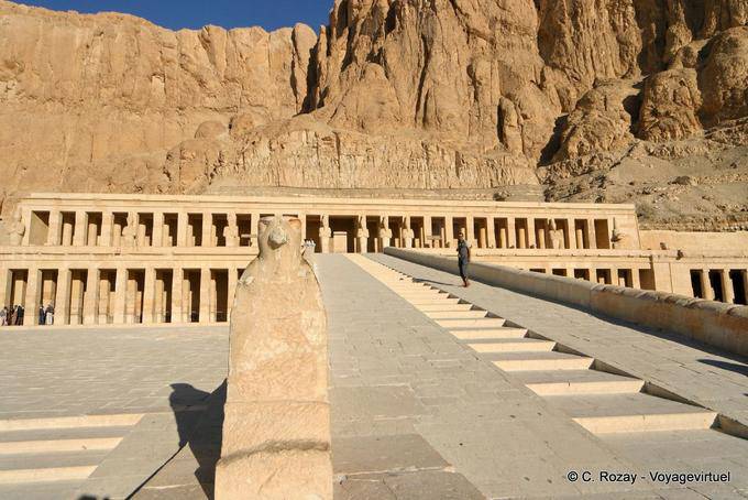O pórtico de Punt e a rampa para o templo de Hatshepsut - Egipto