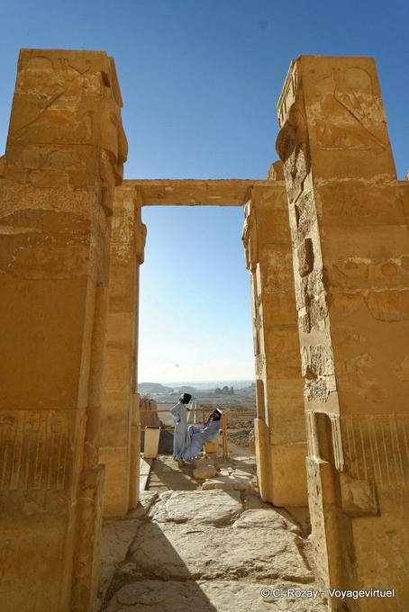 Beduíno frente da capela de Hathor, Templo de Hatshepsut - Egipto