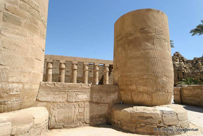 Templo de Amon, o primeiro pátio, Karnak - Egipto