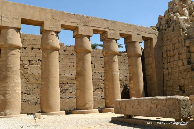 Parte do pórtico de Bubastites (dinastia XXII), templo de Karnak - Egipto