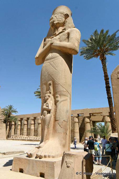 Estátua de Ramsés II usurpado por Pinedjem I, Templo de Karnak - Egipto