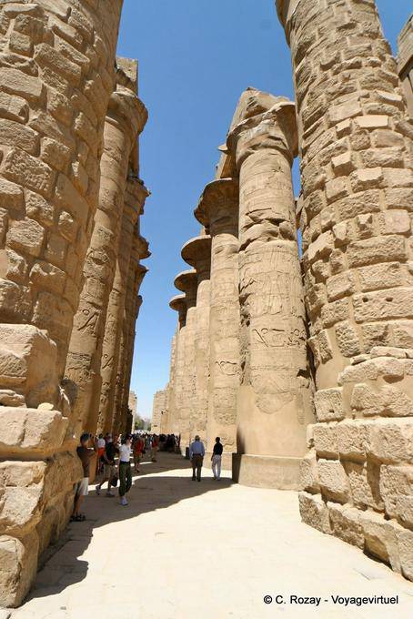 A entrada para o grande salão com colunas, templo de Amon, Karnak - Egipto