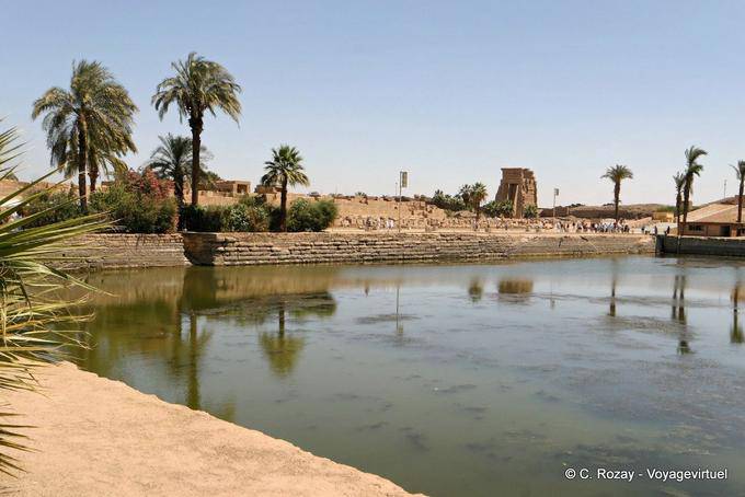 O lago sagrado do templo de Karnak - Egipto