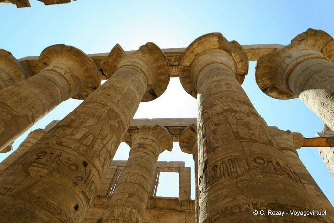 Capitais do majestoso Hypostyle Hall, templo de Amon, Karnak - Egipto