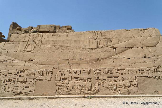 Barco Sagrado em baixo relevo, Templo de Karnak - Egipto