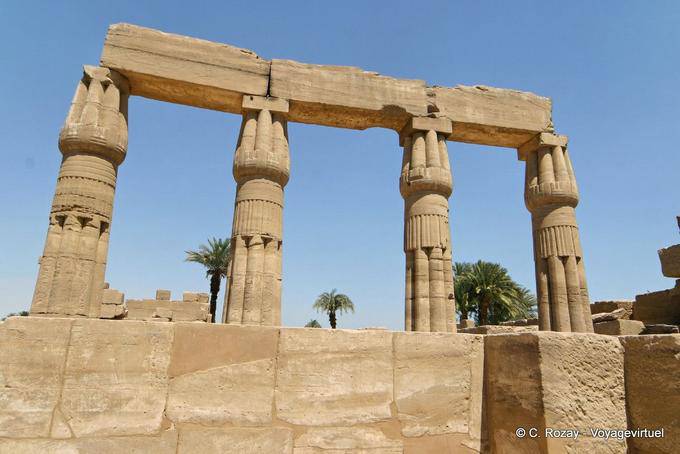 Colunas de lótus fechados, cidade de Mut, templo de Karnak - Egipto
