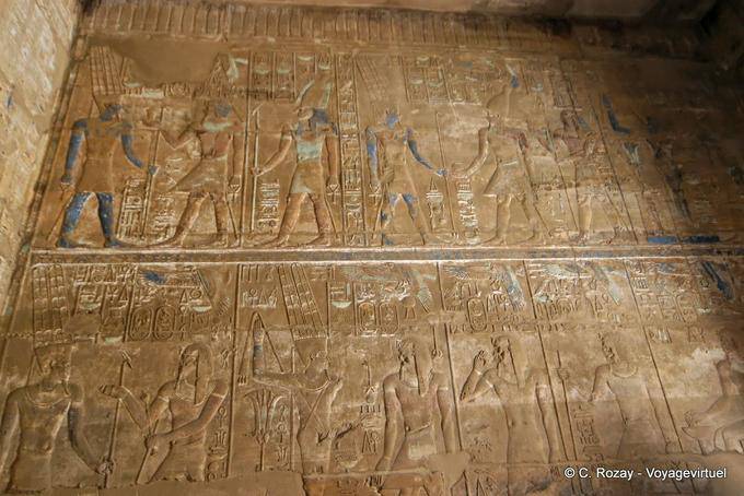 Fresco de deuses e faraó com restos de tinta, Templo de Karnak - Egipto