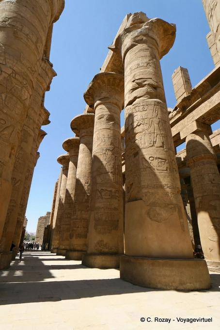 Colunata do grande salão com colunas do templo de Amon, Karnak - Egipto