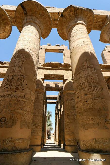 Colunas de papiro no salão dedicado a Amon-Rá, templo de Karnak - Egipto