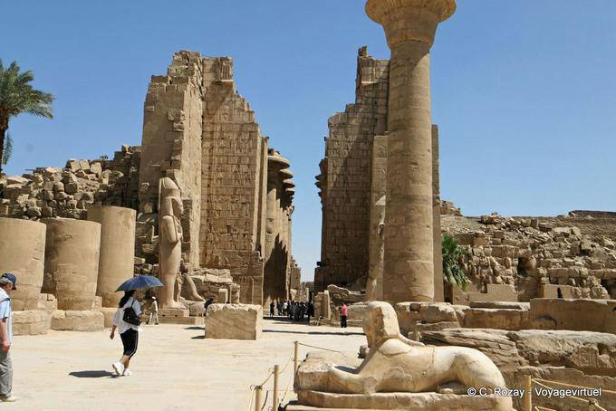 Templo de Karnak, vista do jardim da frente do grande salão de pilares - Egipto