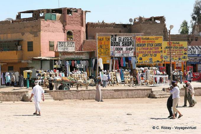 As lojas de turismo no local de saída de Karnak - Egipto