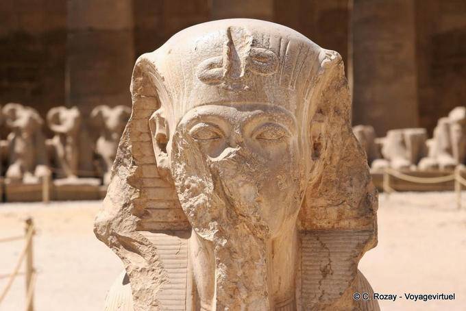 Faraó desfigurado estátua, templo de Karnak - Egipto