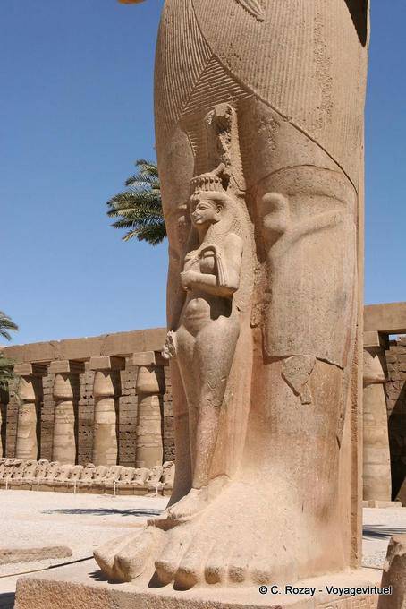 A reconstrução da casa princesa Bentata, colocado entre as pernas de Ramses II (Bent-Anat), templo de Karnak - Egipto