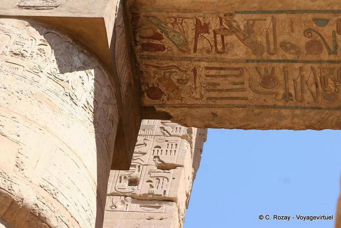 Hieróglifos da cor em um lintel, templo de Karnak - Egipto