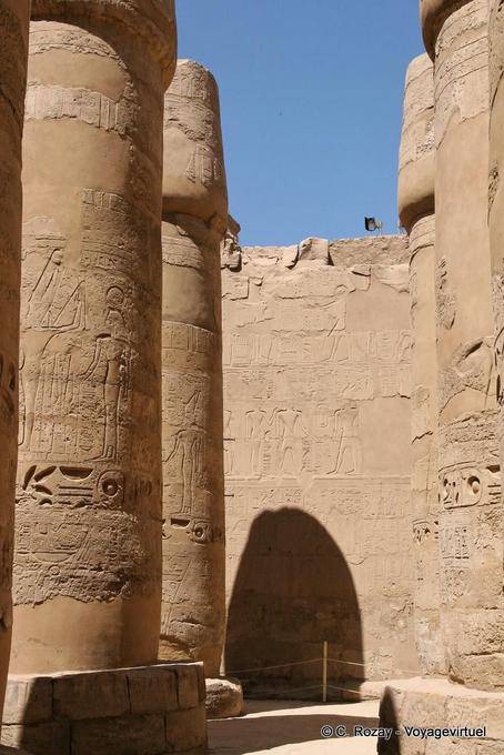 Coluna sombra na parede, Templo de Karnak - Egipto