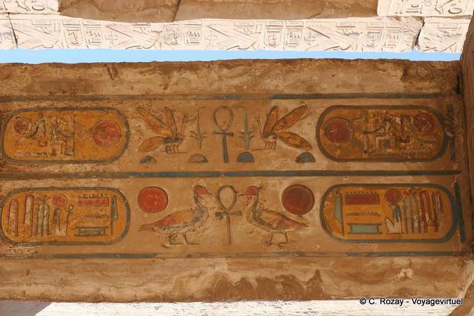 Cartuchos coloridos ao redor do Ankh, templo de Karnak - Egipto