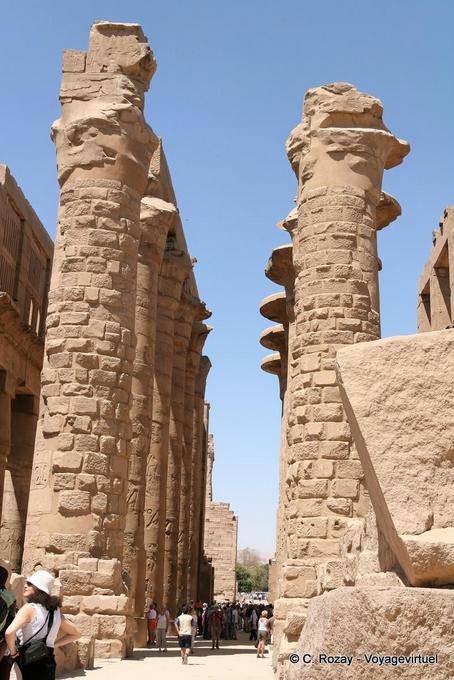 Colunas de pedra empilhadas, templo de Karnak - Egipto