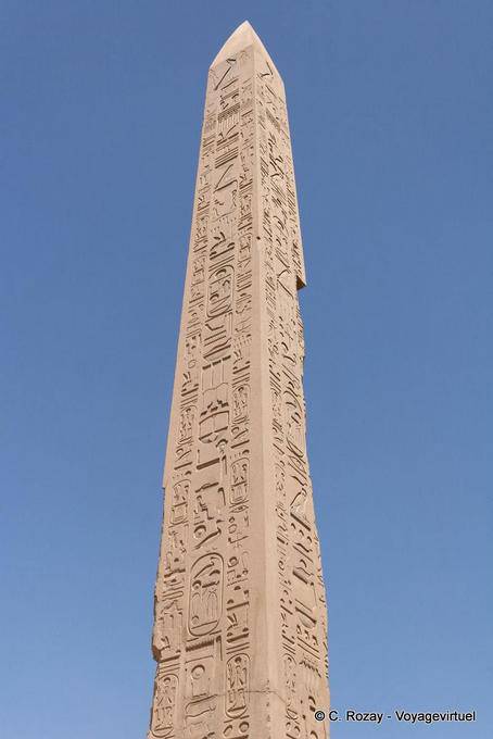 Concentre-se no obelisco de Tutmés I, Templo de Karnak - Egipto