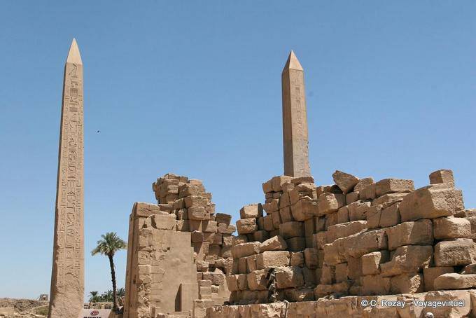 Obelisks de Hatshepsut e Tutmés pátio entre a terceira e quarta pilão, templo de Karnak - Egipto