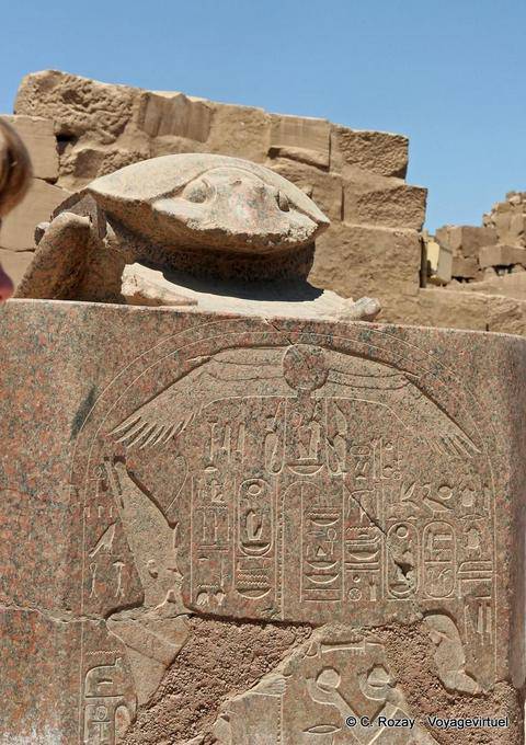 Scarab feita de granito rosa pelo faraó Amenhotep III, perto do lago sagrado do templo de Karnak - Egipto