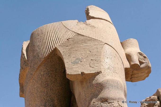 Concentre-se no fragmento de uma escultura colossal, templo de Karnak - Egipto