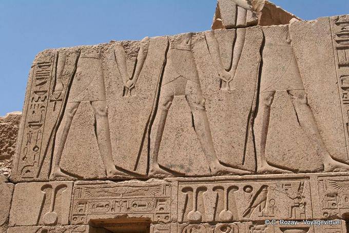 De mãos dadas, corte fresco, templo de Karnak - Egipto
