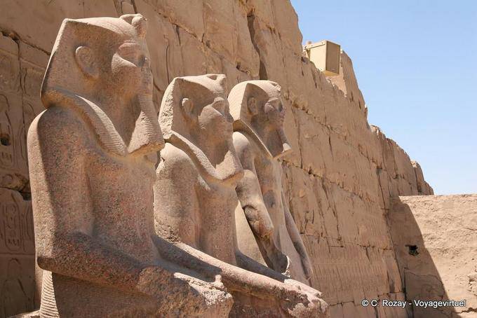 O grupo de três estátuas, sétimo pilão, templo de Karnak - Egipto