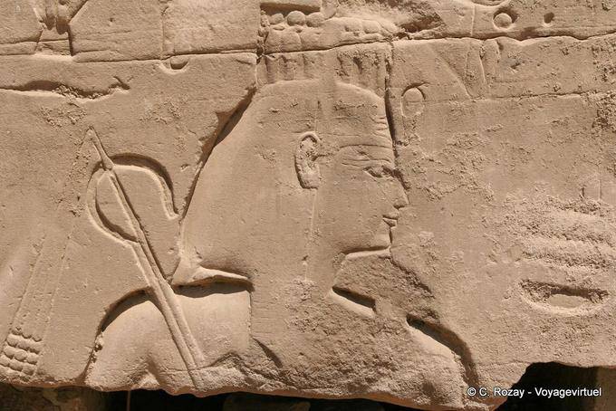 Rei segurando o bastão ou cross heka com o flagelo, Karnak - Egipto